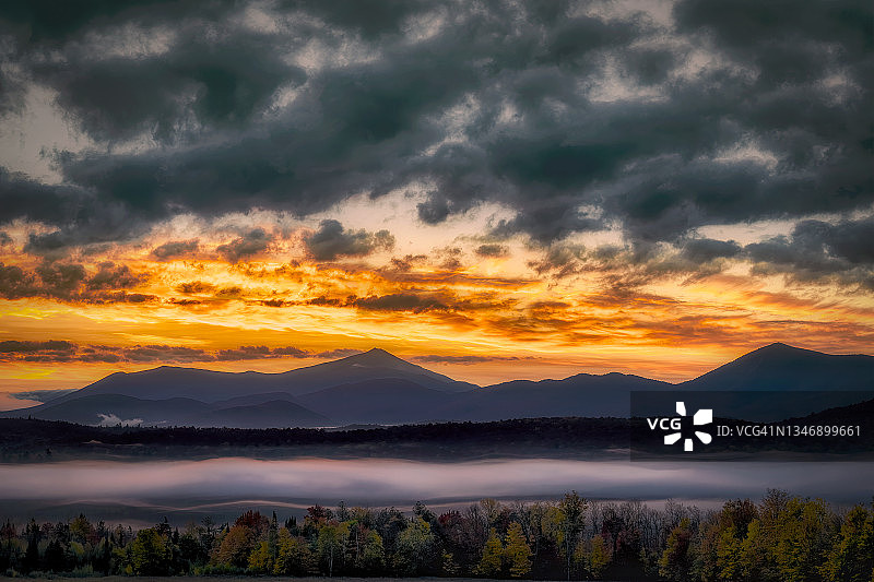 纽约州萨拉纳克湖附近阿迪朗达克山脉的黎明前光线和云彩图片素材