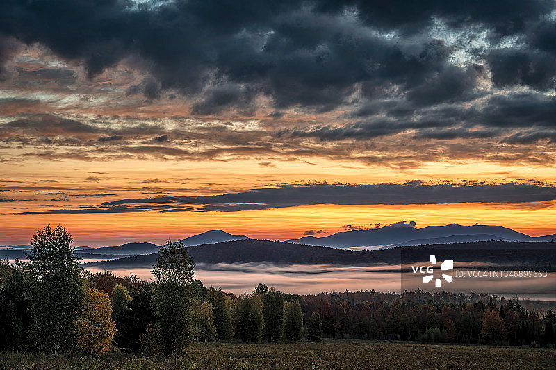 纽约州萨拉纳克湖附近阿迪朗达克山脉的黎明前光线和云彩图片素材