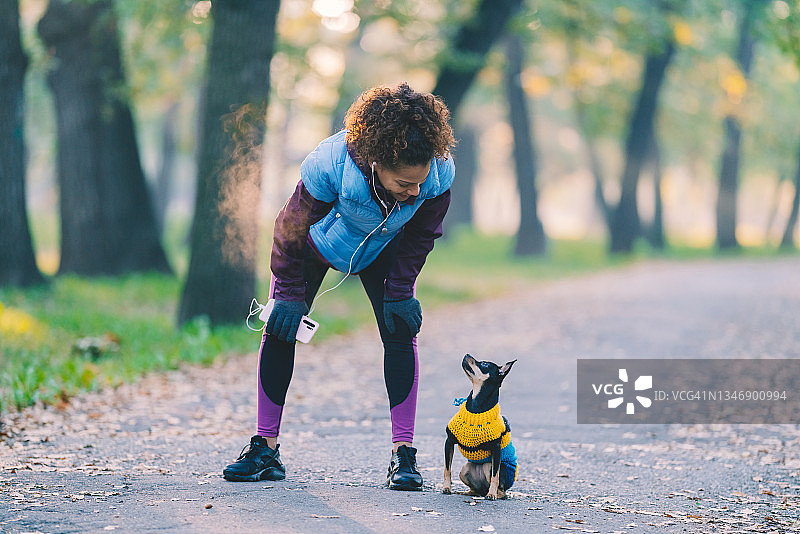 慢跑后正在呼吸的女运动员图片素材