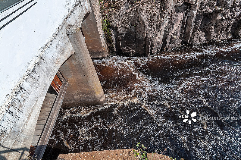 宽阔河流上的水力发电站图片素材
