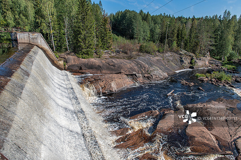 宽阔河流上的水力发电站图片素材