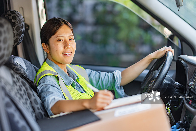 坐在车里的女人的画像图片素材