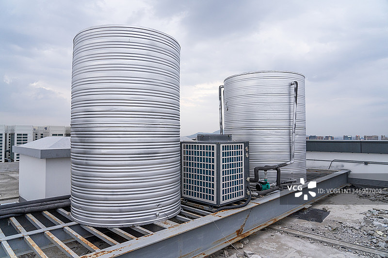 屋顶上的水箱图片素材