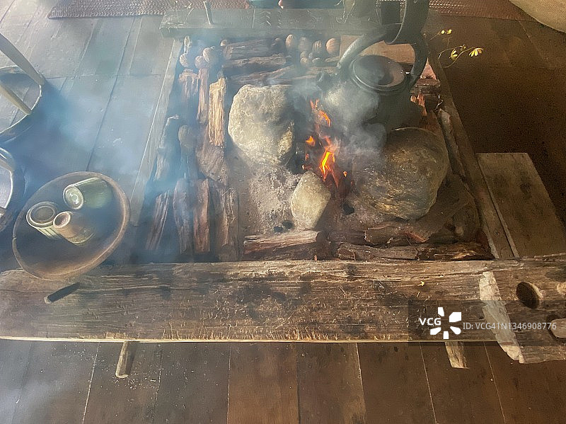 克伦山地部落房屋内的传统篝火图片素材