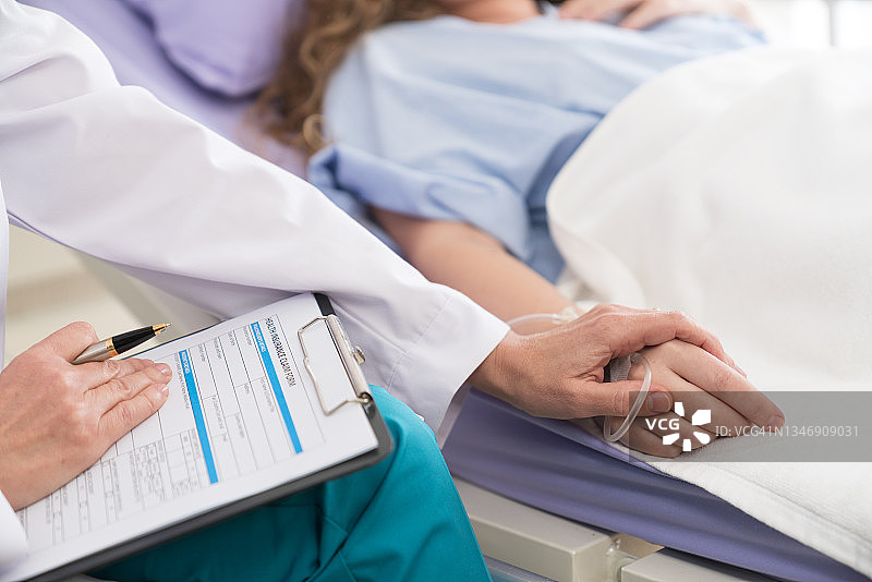 医生在医院病床上安慰女病人图片素材