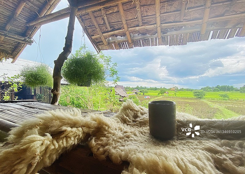 克伦山地部落房屋中的茶和咖啡图片素材