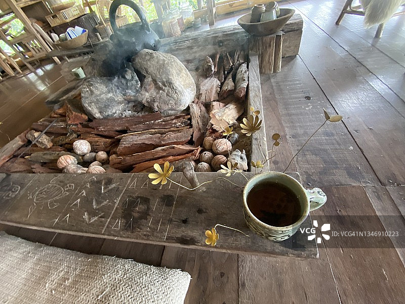 克伦山地部落房屋中的茶和咖啡图片素材