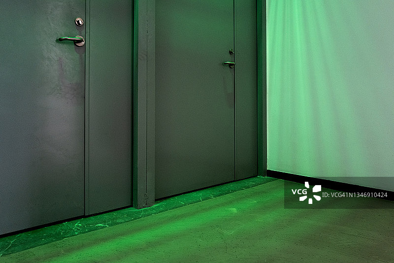 带绿色灯光效果的防火门入口的仰视角度照片图片素材