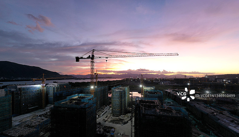 使用起重机建造房屋的夜景图片素材
