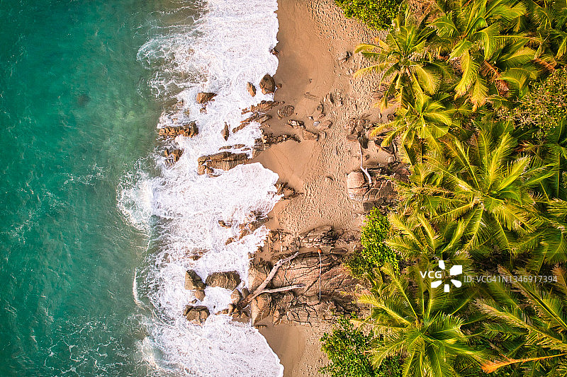 泰国普吉岛日落时分椰子树沙滩鸟瞰图片素材