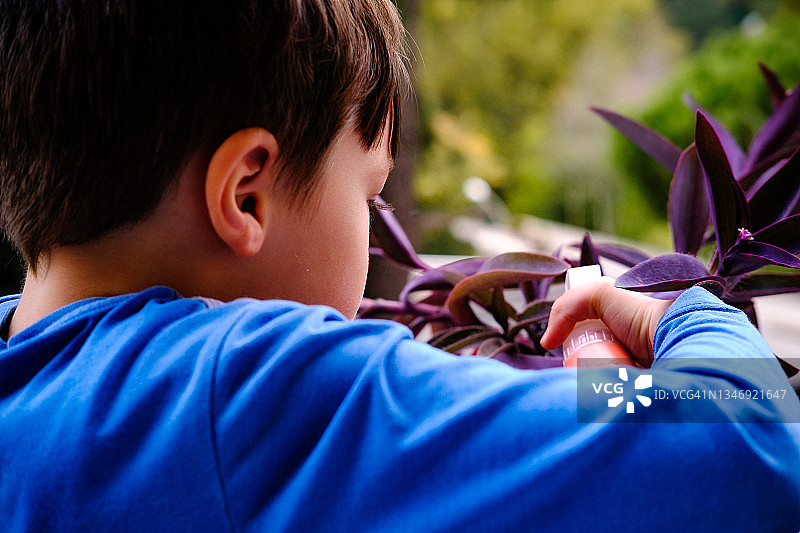 儿童浇花图片素材