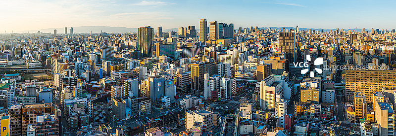 日本大阪日落时分拥挤的摩天大楼城市景观全景航拍图片素材