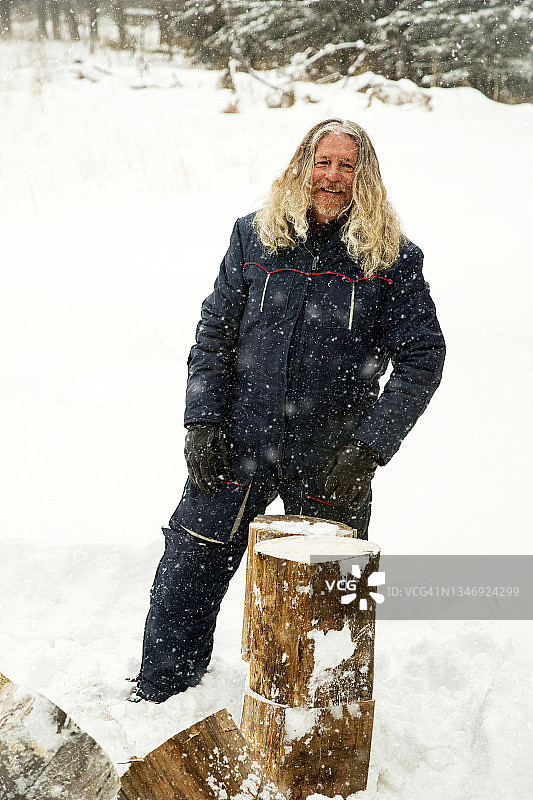 雪地里的英俊男人图片素材