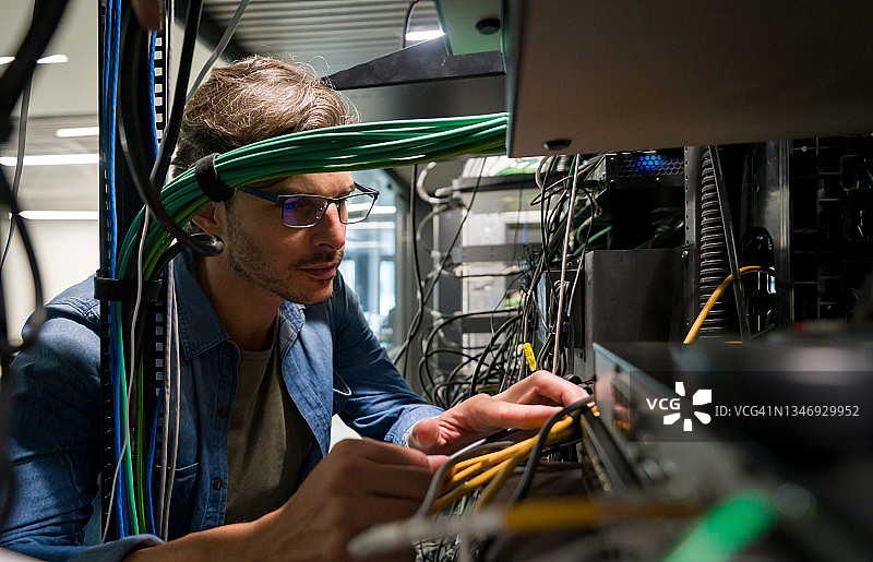 IT技术员正在修复服务器房间内的问题图片素材