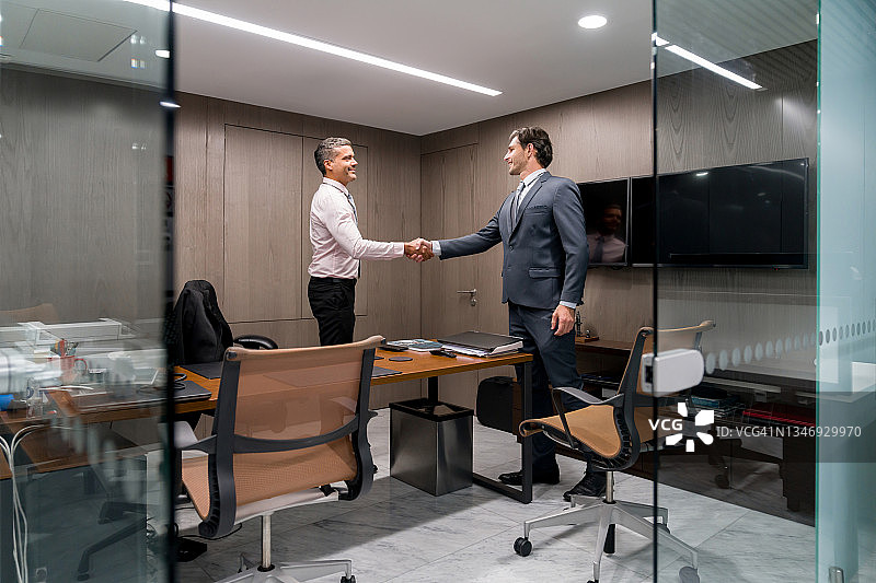 商务人士会议握手达成交易图片素材