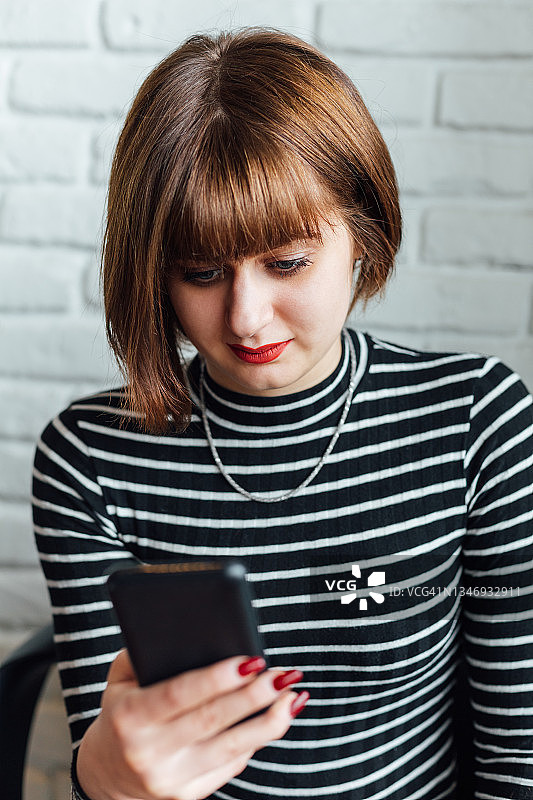 使用智能手机的女人图片素材