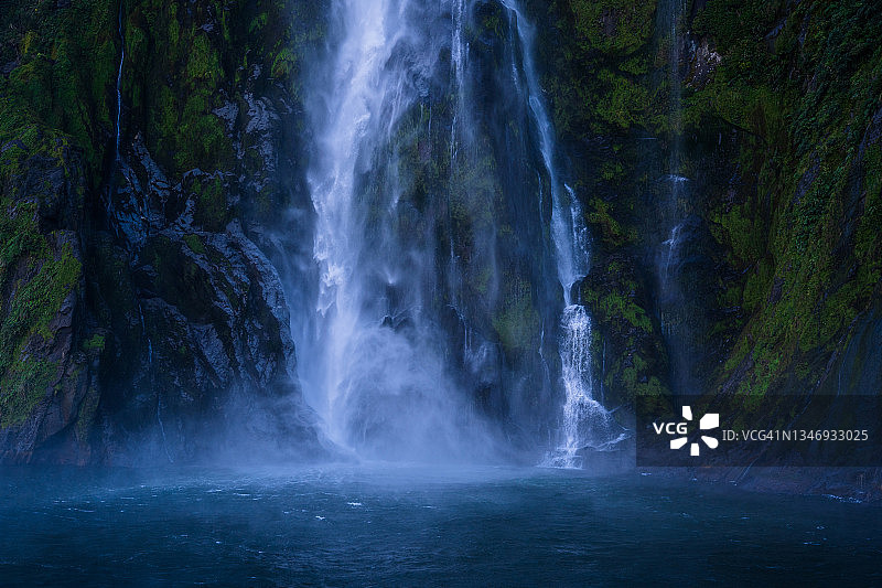 新西兰南岛米尔福德峡湾的斯特林瀑布图片素材
