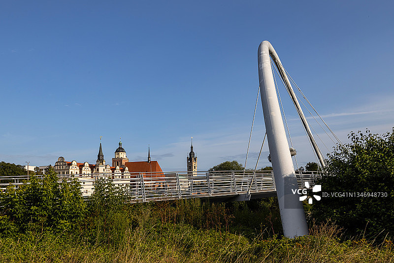 德绍：具有历史天际线的现代桥梁（萨克森-安哈尔特州，德国）图片素材