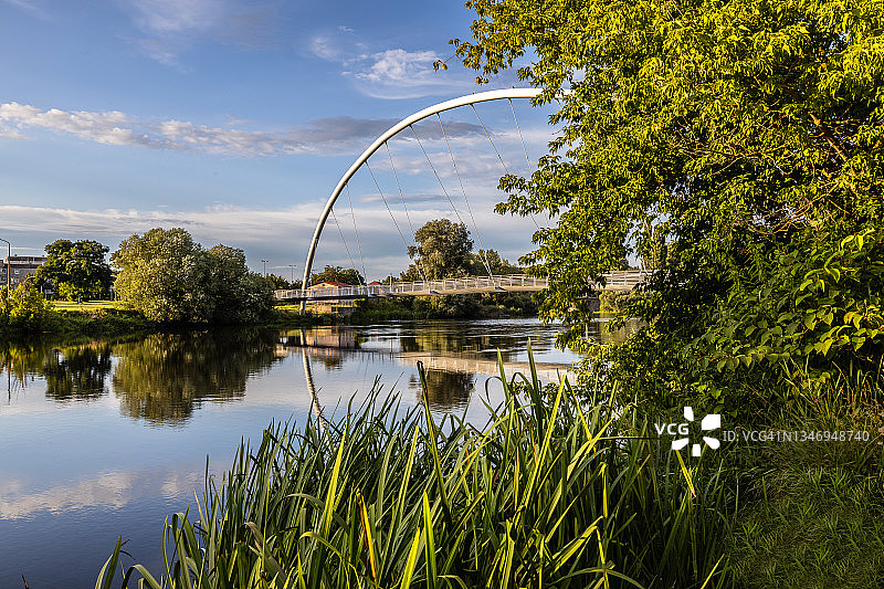 德绍：具有历史天际线的现代桥梁（萨克森-安哈尔特州，德国）图片素材