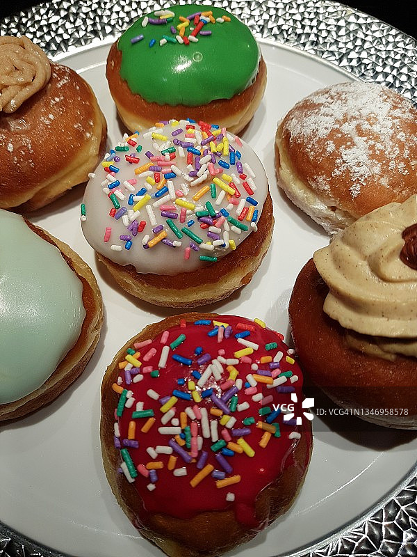多种颜色和口味的光明节甜甜圈特写图片素材