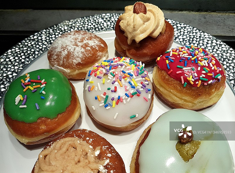 多种颜色和口味的光明节甜甜圈特写图片素材