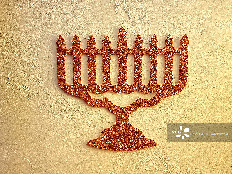 光明节的家居装饰：粉刷墙上八支烛台的光明节灯台图片素材