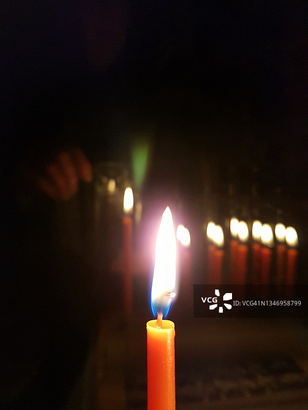 夜晚点燃光明节蜡烛图片素材