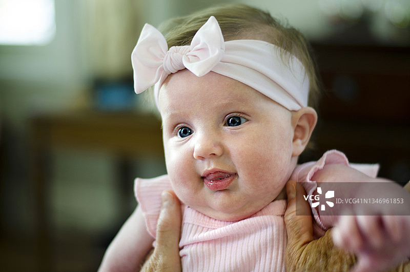 漂亮的宝宝女孩肖像图片素材