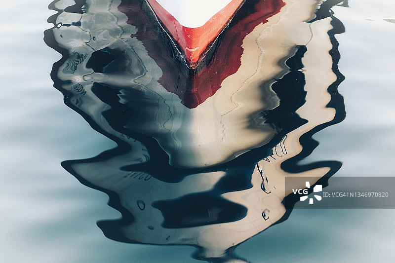 彩色船体在水中的倒影图片素材