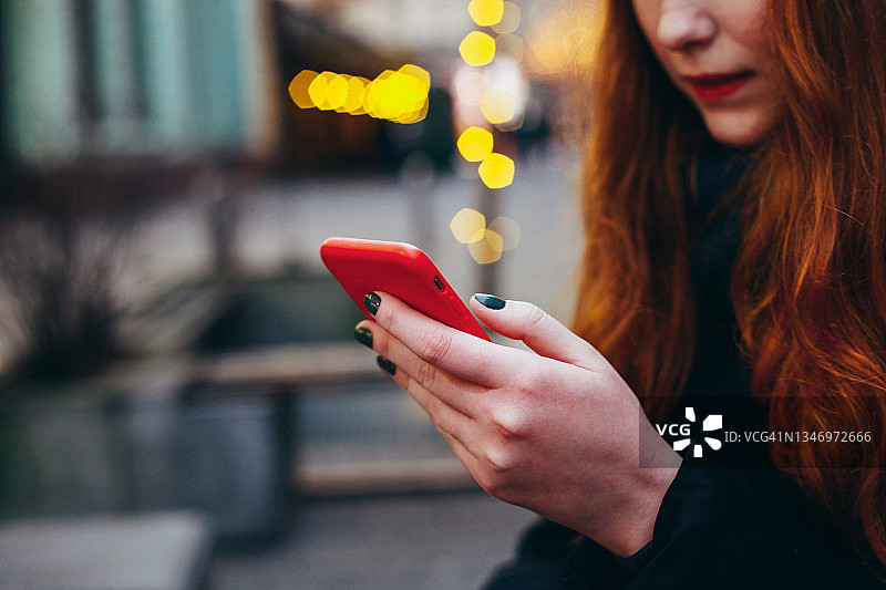 冬季户外使用手机的Z世代女性图片素材