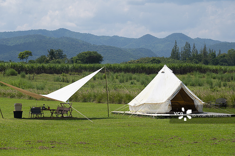 美丽的夏日露营风光图片素材