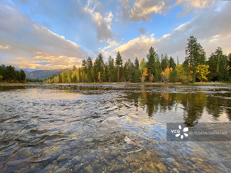 蒙大拿州大叉子附近的天鹅河图片素材