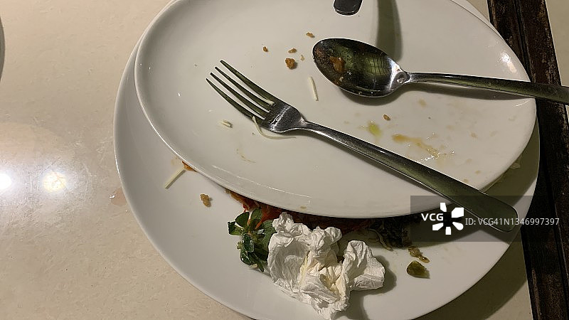 盘子里的剩余食物图片素材