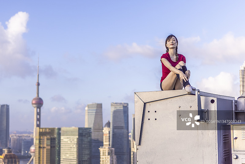在屋顶上向前看的美丽亚洲芭蕾舞女子图片素材