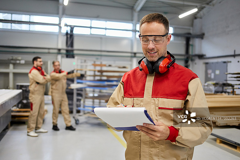 木匠在车间分析项目的肖像照图片素材