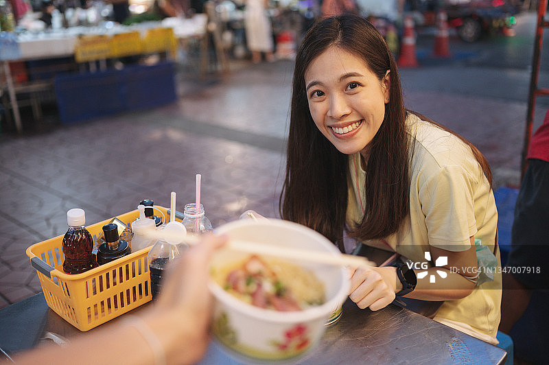 中国泰国曼谷唐人街耀华力路街头吃鱼丸面的年轻亚洲女性图片素材