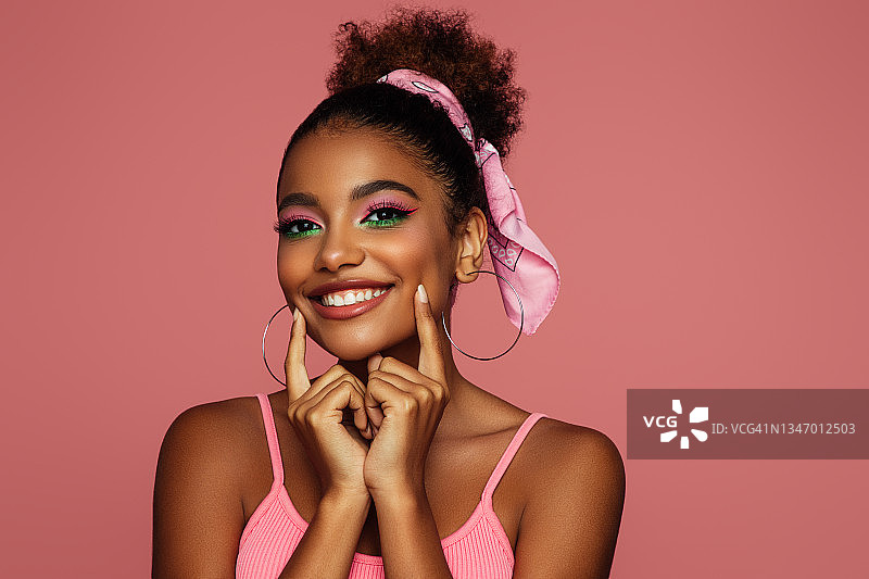 化着鲜艳妆容的漂亮非洲裔女人图片素材