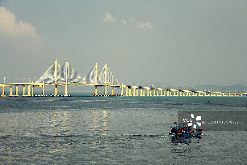渔船驶过槟威大桥图片素材