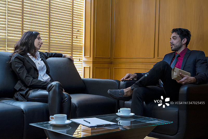 不法之徒给他人钱财图片素材