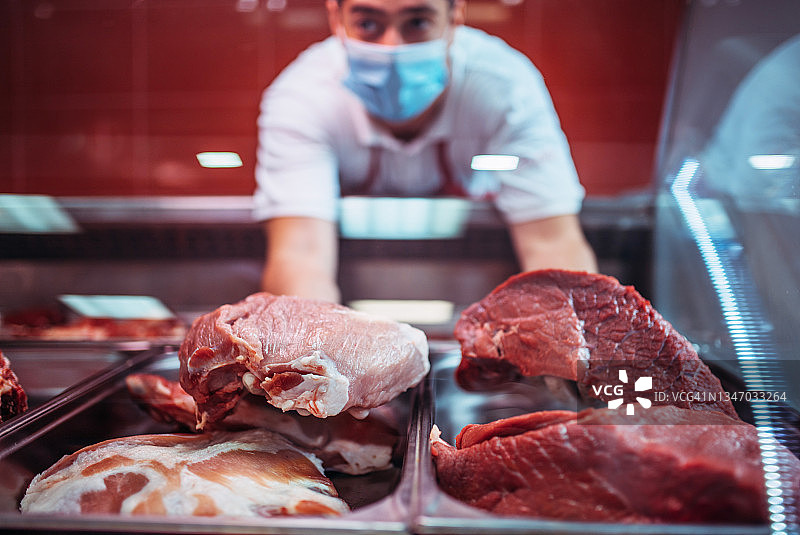 肉店向顾客展示各种肉类图片素材