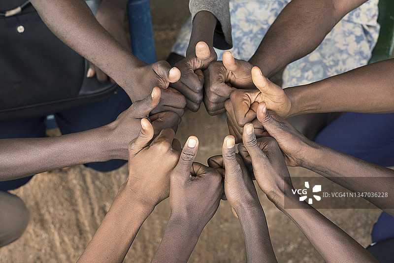 布基纳法索瓦加杜古的年轻人的手图片素材