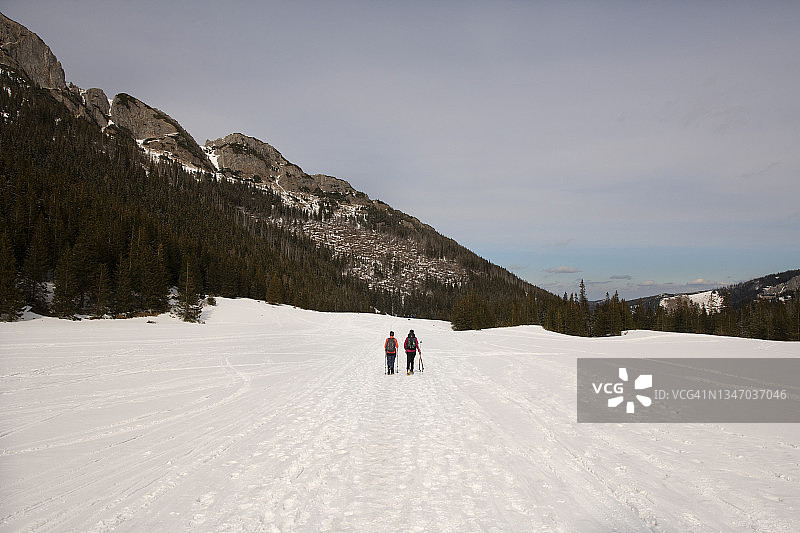 徒步旅行者在波兰塔特拉山脉的雪地里徒步旅行图片素材