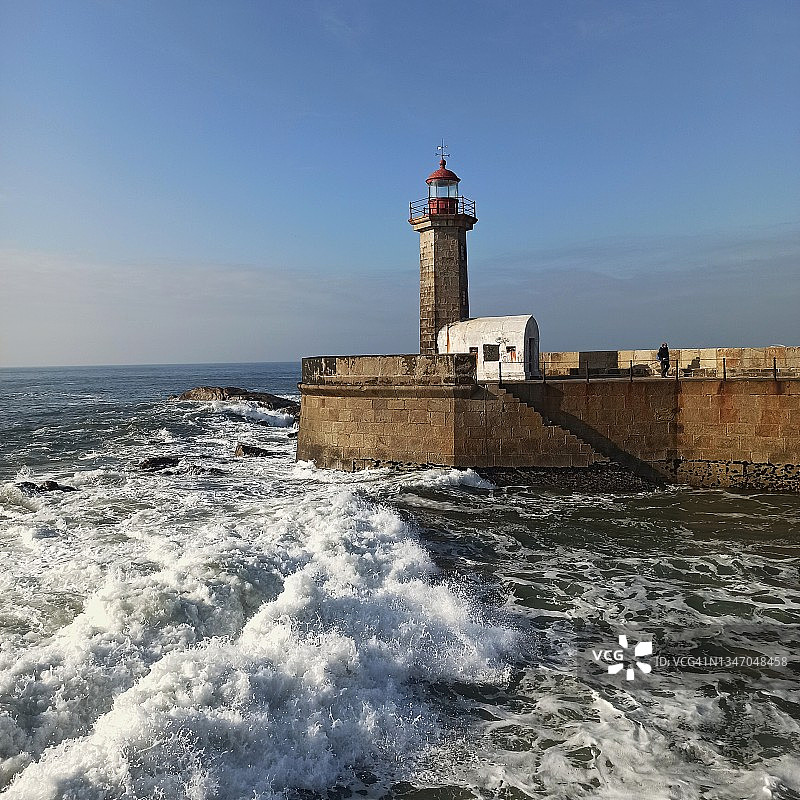 海浪上的灯塔图片素材
