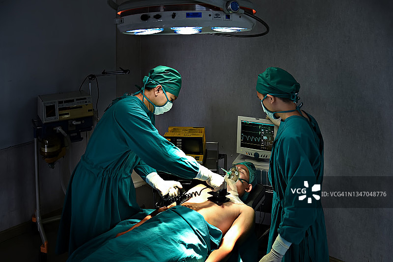 外科医生使用自动体外除颤器帮助病人图片素材