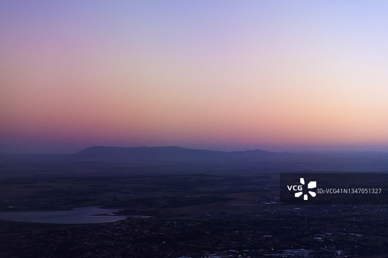澳大利亚塔斯马尼亚山脉和乡村环绕的美丽粉色日出图片素材