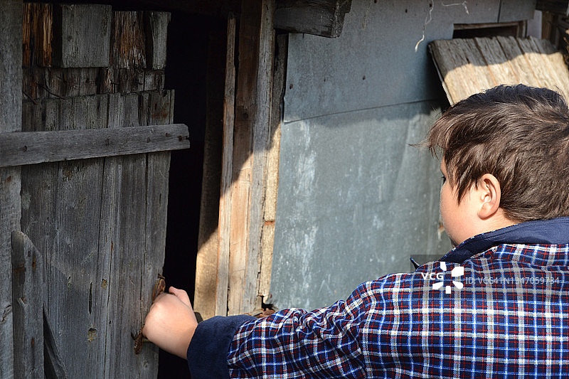 进入谷仓的青少年男孩图片素材