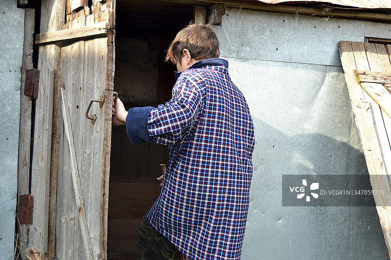 进入谷仓的青少年男孩图片素材