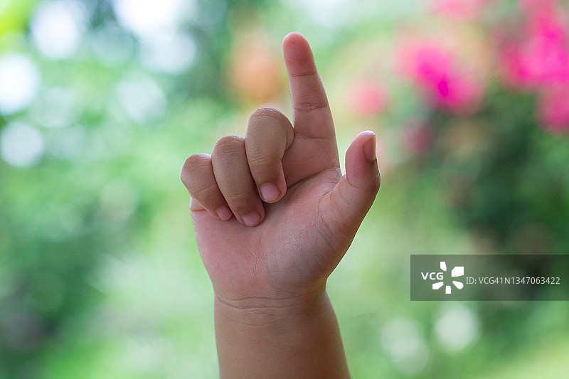 儿童的手指，隔离在背景上图片素材