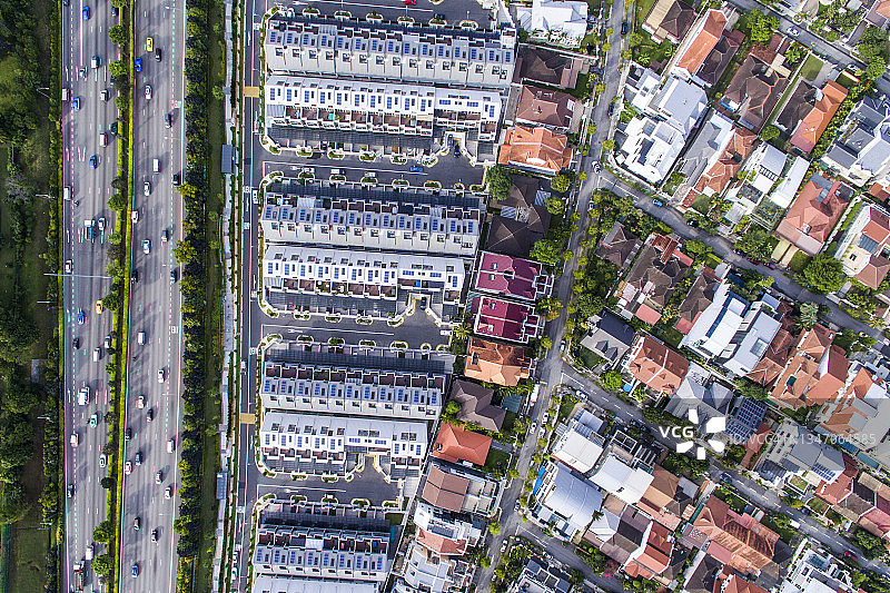 无人机航拍：高速公路与住宅区俯视图图片素材