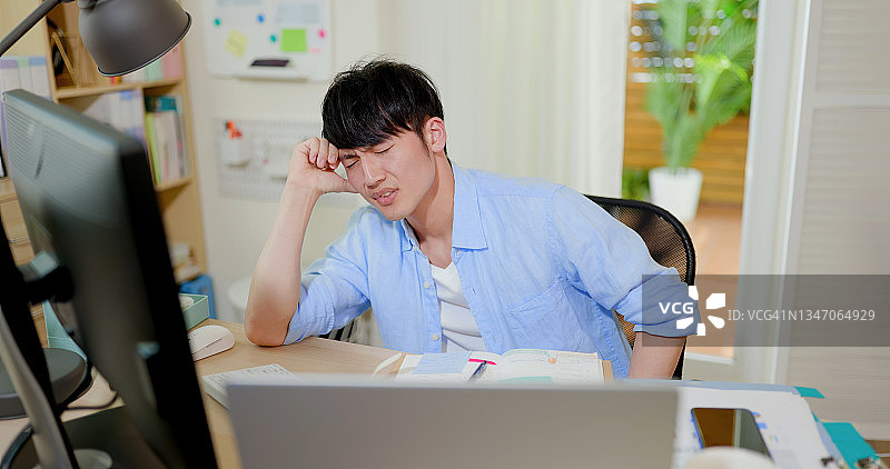 男人在家工作图片素材